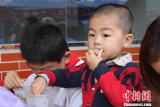 “世界瓷都”福建德化辦美食節?土菜小吃受熱捧